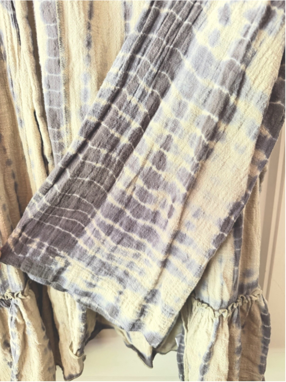easel Tie-Dye Open Cardigan in Gray and Cream - Picture 6 of 9